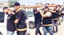Parola vatan sahtekarlarna baskn! Yemek yerken yakalandlar