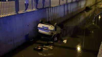 Kayseri'de kaza yapan otomobil su kanalna dt