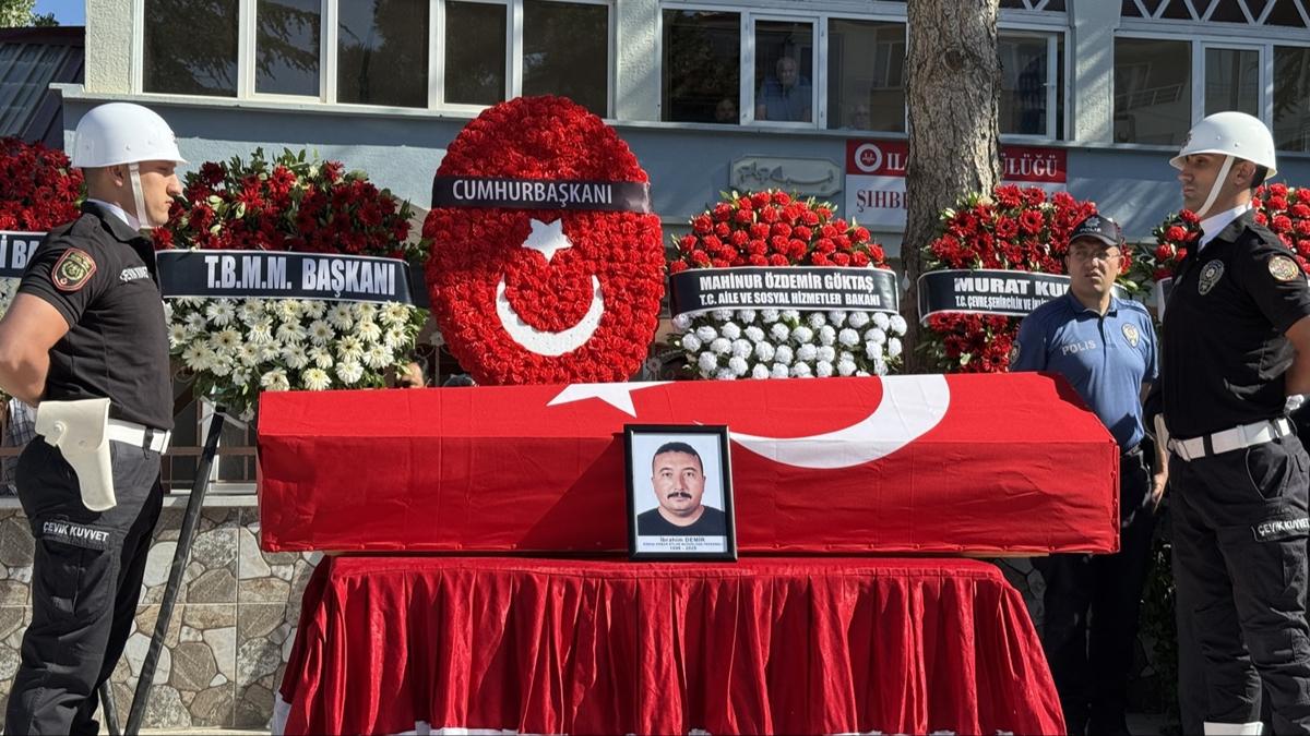 zmir yangnnda hayatn kaybetmiti... ehit orman iisi topraa verildi