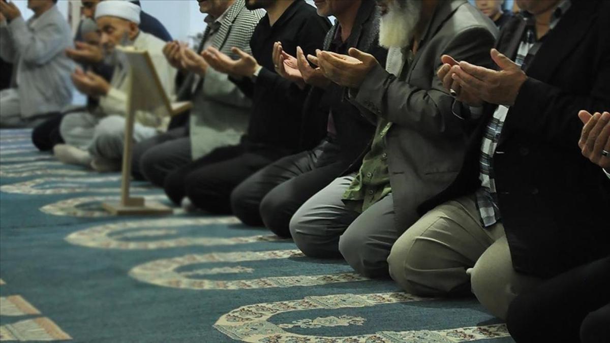 stanbul'daki camilerde orman yangnlarnn sona ermesi iin dua edildi