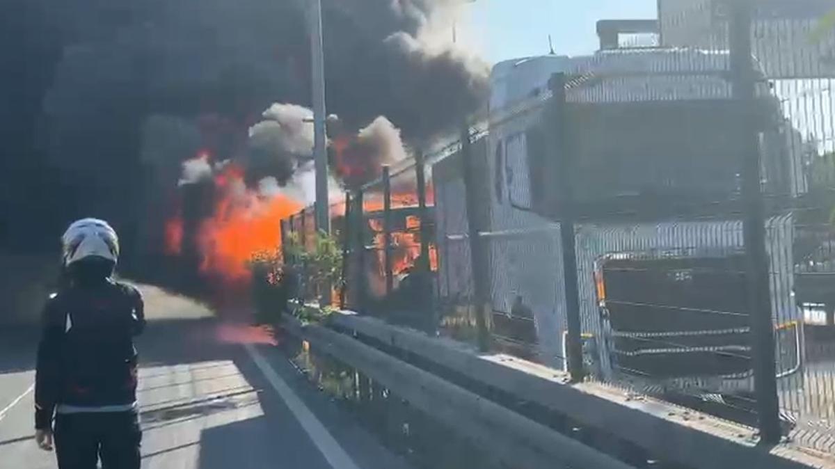 stanbul'da metrobs alev ald... O anlar kameralara yansd