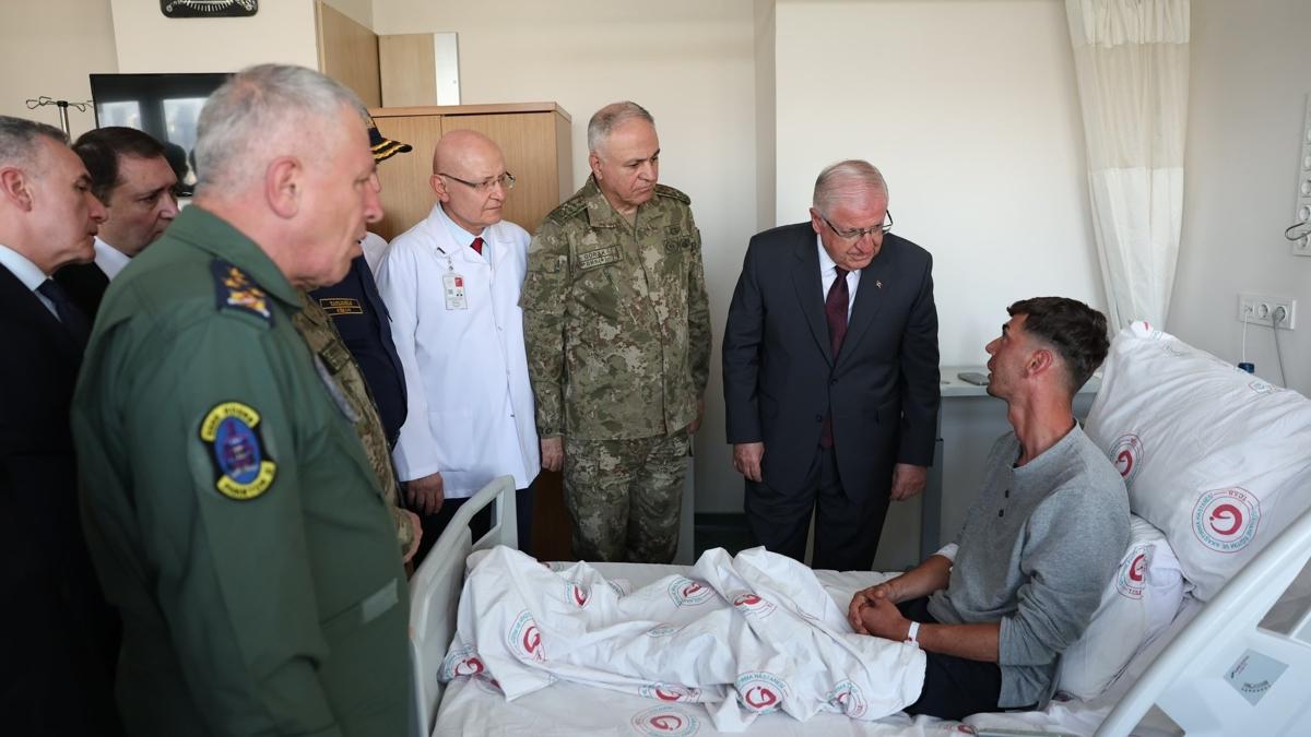 Milli Savunma Bakan, metan gazndan zehirlenen askerleri ziyaret etti