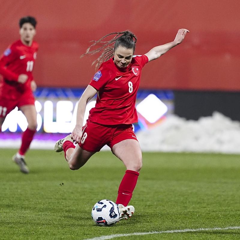 Galatasaray, Melike Pekel'i kadrosuna katt