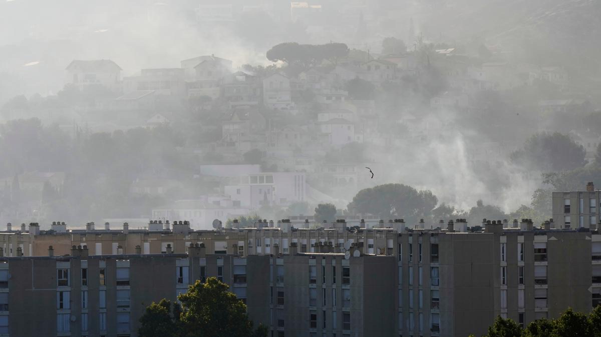 Fransa'da gneyinde yangn panii... Havaliman uua kapatld