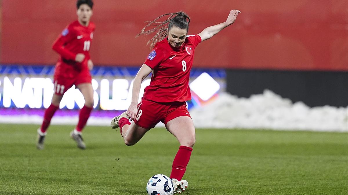 Galatasaray, Melike Pekel'i kadrosuna katt