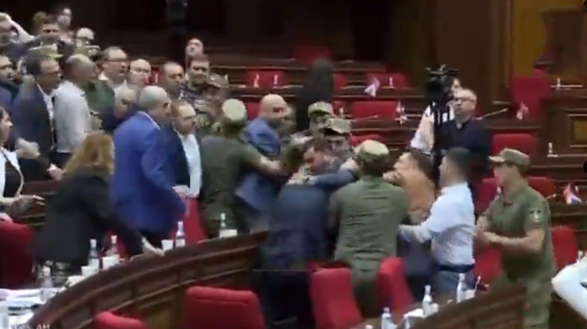 Komuda parlamento fena kart! Tekme ve yumruklar havada uutu