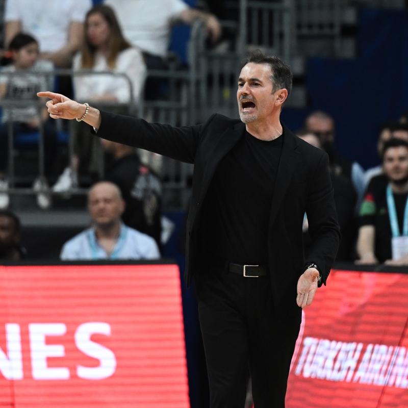 Karyaka'da Ahmet ak ile yollar ayrld