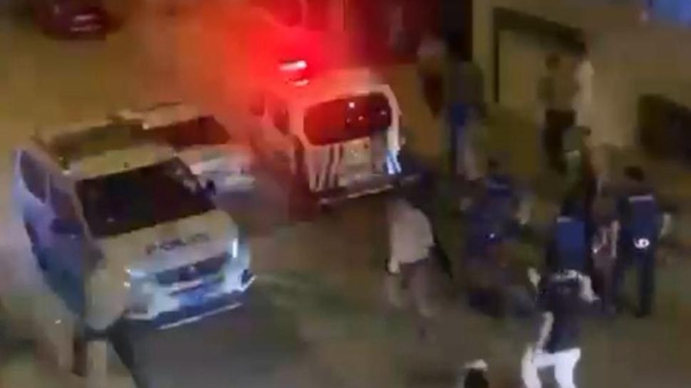 Bursa'da ortalk kart... Yakalanan pheliyi korumak iin nne gelen polise arpt