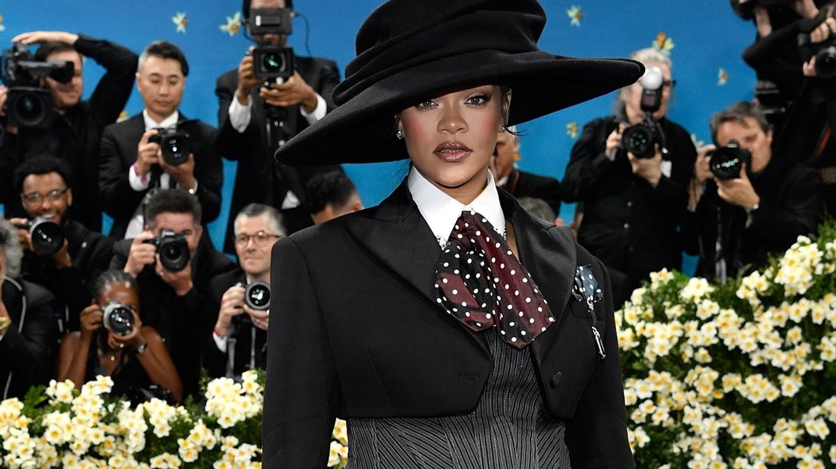 Babasn kaybetmiti... Rihanna, Ronald Fenty'ye cenaze treni dzenledi
