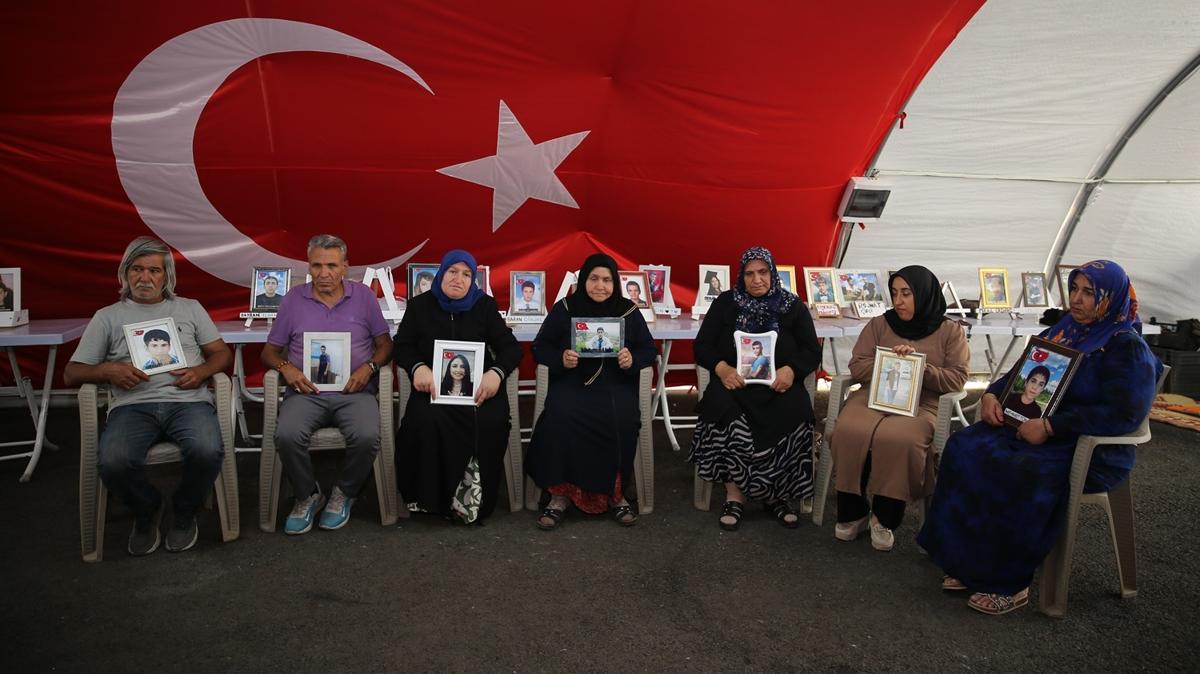 Diyarbakr anneleri, terr rgt PKK'dan bir grubun silahlarn imha etmesinden memnun
