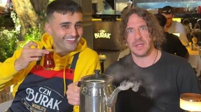 CZN Burak ile Carles Puyol'dan renkli paylam: ay sever misiniz?