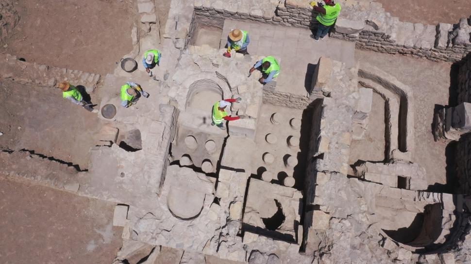 Elaz'da bir tarlada yaklak 1700 yllk Roma hamam gn yzne karld