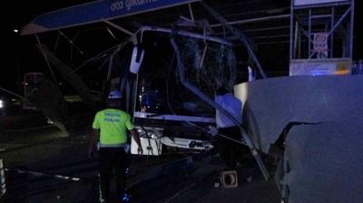 Malatya'da yolcu otobs, akaryakt istasyonuna dald!