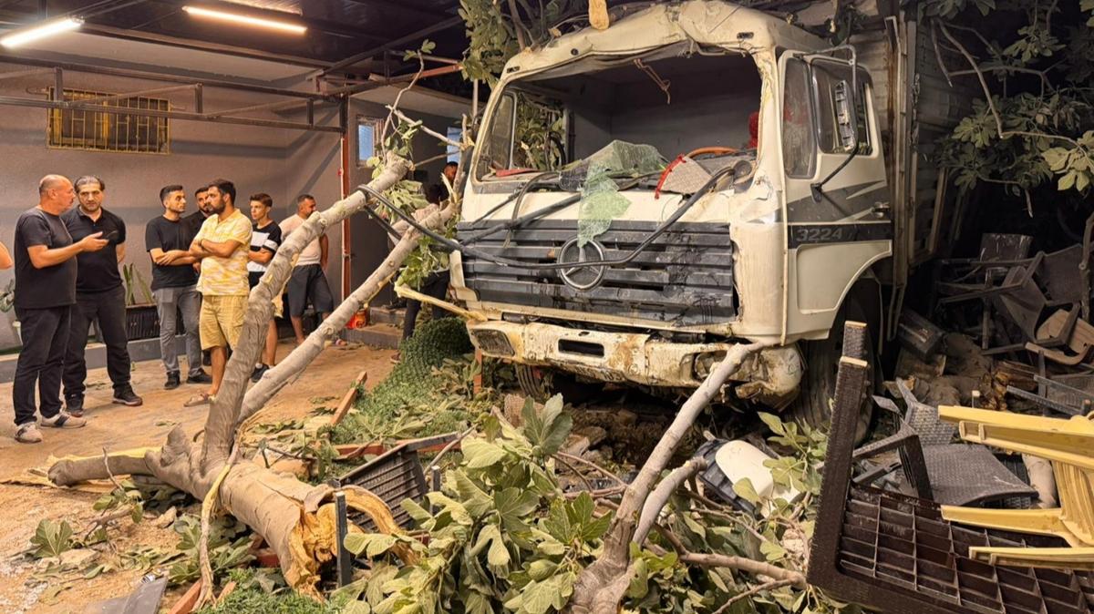 Hatay'da restoran bahesine kamyon dt: 2 yaral