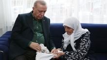 15 Temmuz'da  evladn ehit vermiti! Muzaffer nine Filistin iin biriktirdii paralar Bakan Erdoan'a emanet etti