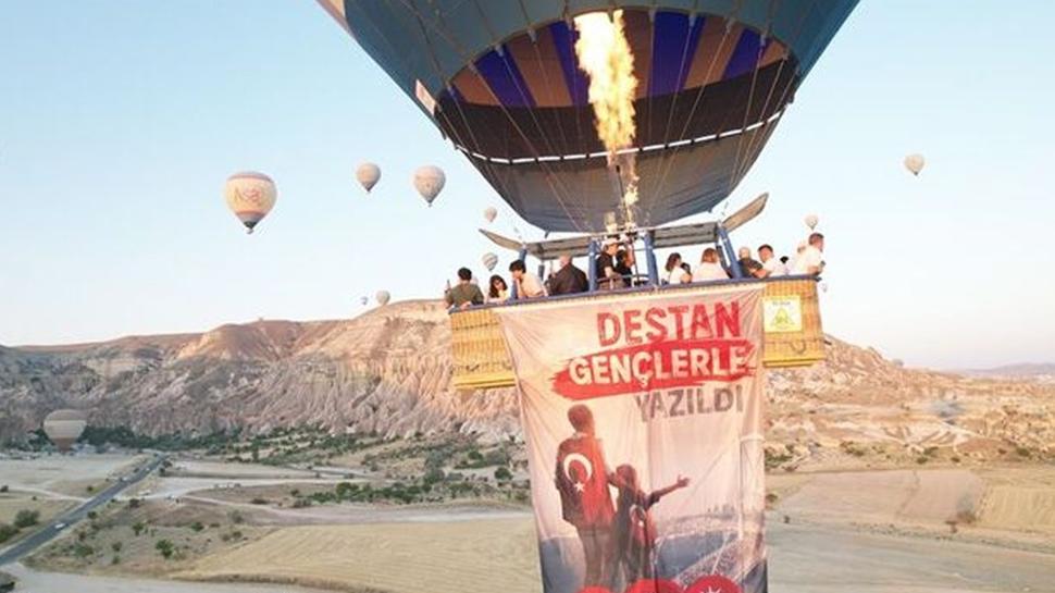 Kapadokya'da balonlar Trk bayraklaryla utu