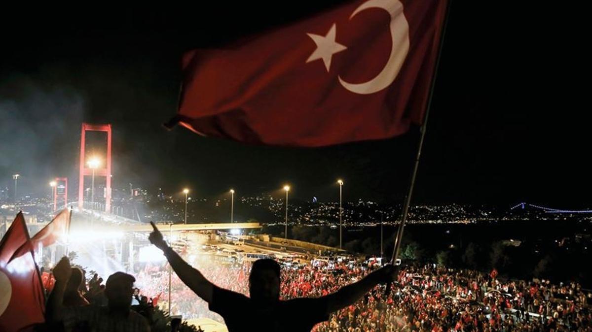 15 Temmuz destan 9 yanda... Millet dimdik ayakta durdu