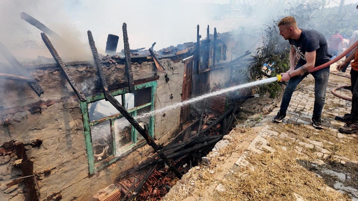 Antalya'da yeni orman yangn! Evlere srad