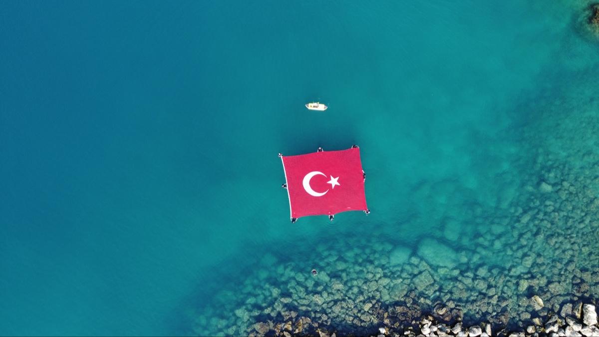 Denizde dev Trk bayra ald