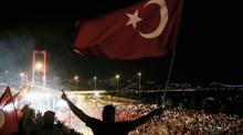 15 Temmuz destan 9 yanda... Millet dimdik ayakta durdu