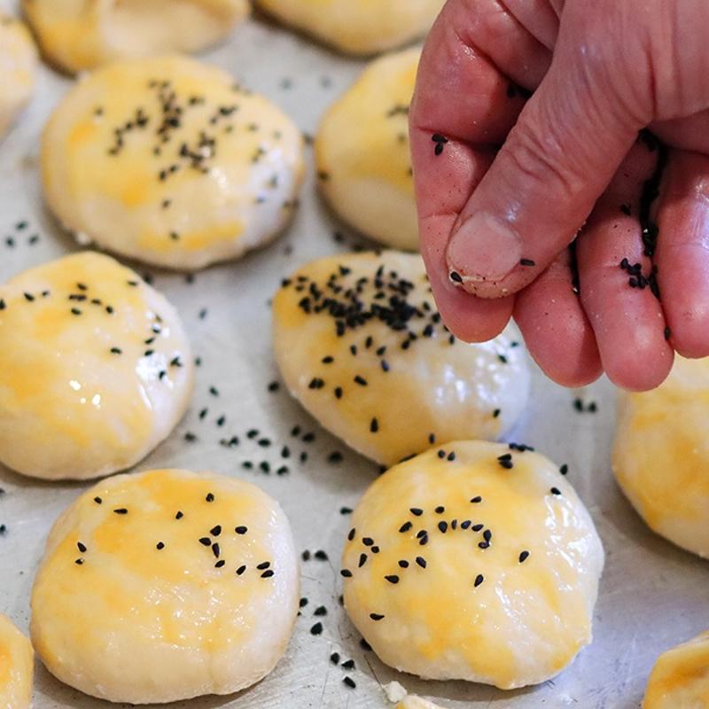 Kahvalt sofralarnn pratik lezzeti! Frna gerek yok, 5 dakikada tavada mayasz poaa tarifi