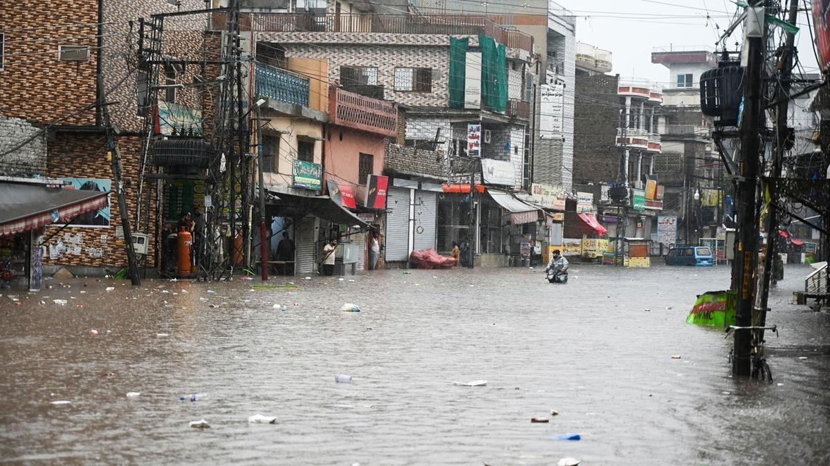 Pakistan muson yamurlar ile mcadele ediyor: l says 63'e ykseldi