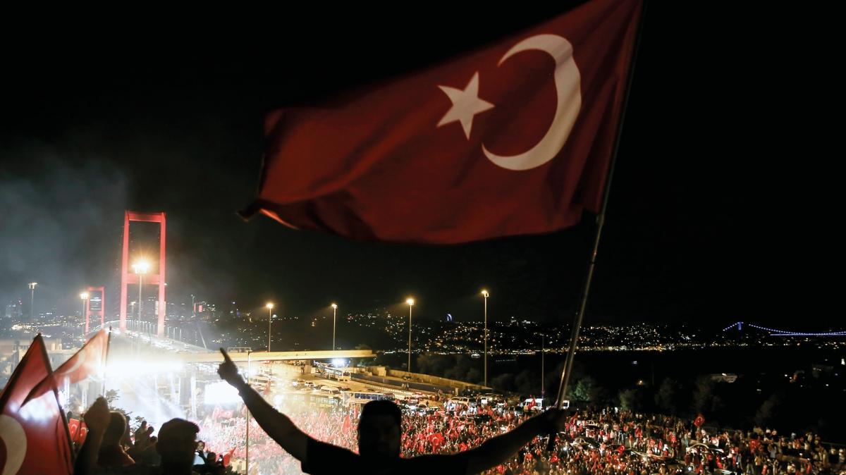 Polis zel Harekat'tan 15 Temmuz mesaj... "Karanlk gler, milletin iradesine arpt"