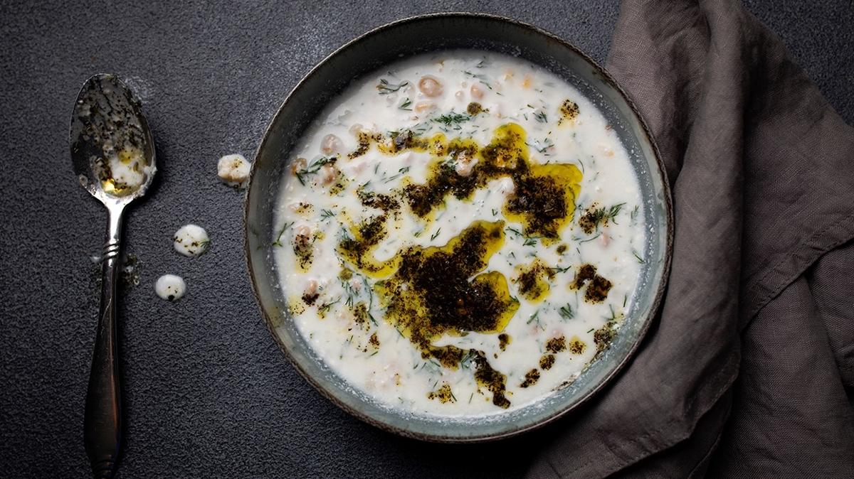 Yaz akamlarnn favorisi, itike serinletiyor: Souk ayran orbas tarifi