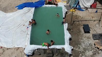Fedakar retmen! ocuklara kyde devasa havuz yapt