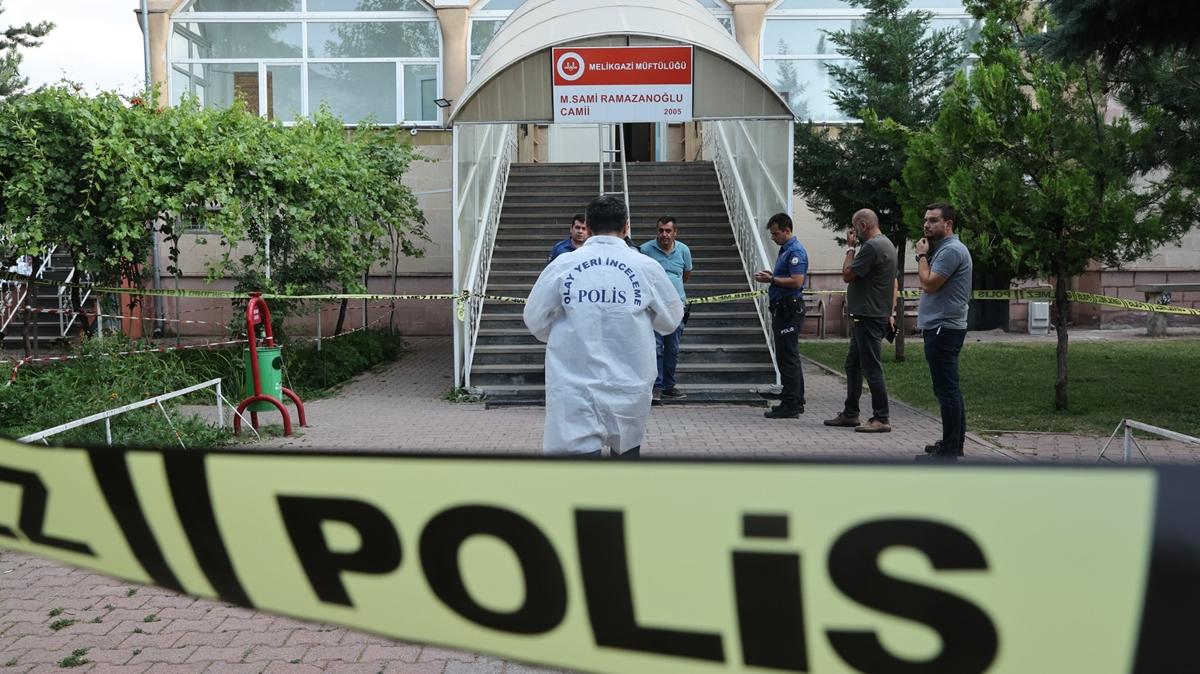 Park yeri tartmasnda kan akt! Namaz klarken baklanan ahs hayatn kaybetti