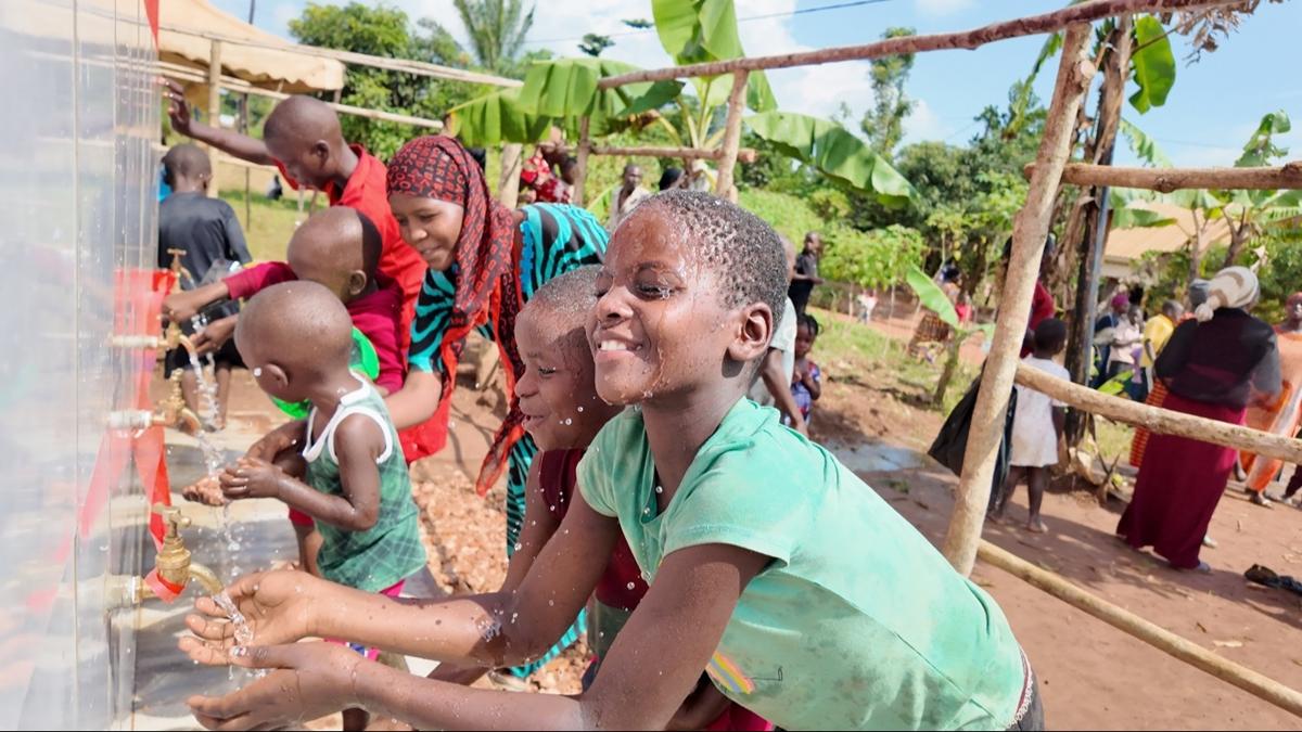 1 kuyu 7 bin insann ihtiyacn karlyor! Trk Kzlay'ndan Uganda'ya 10 su kuyusu