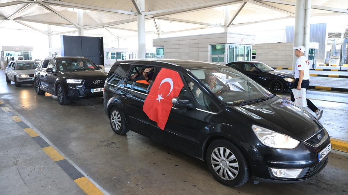 Avrupa'dan Trkiye'ye akn var! Gurbetiler snr kapsnda "hzl geiten" memnun