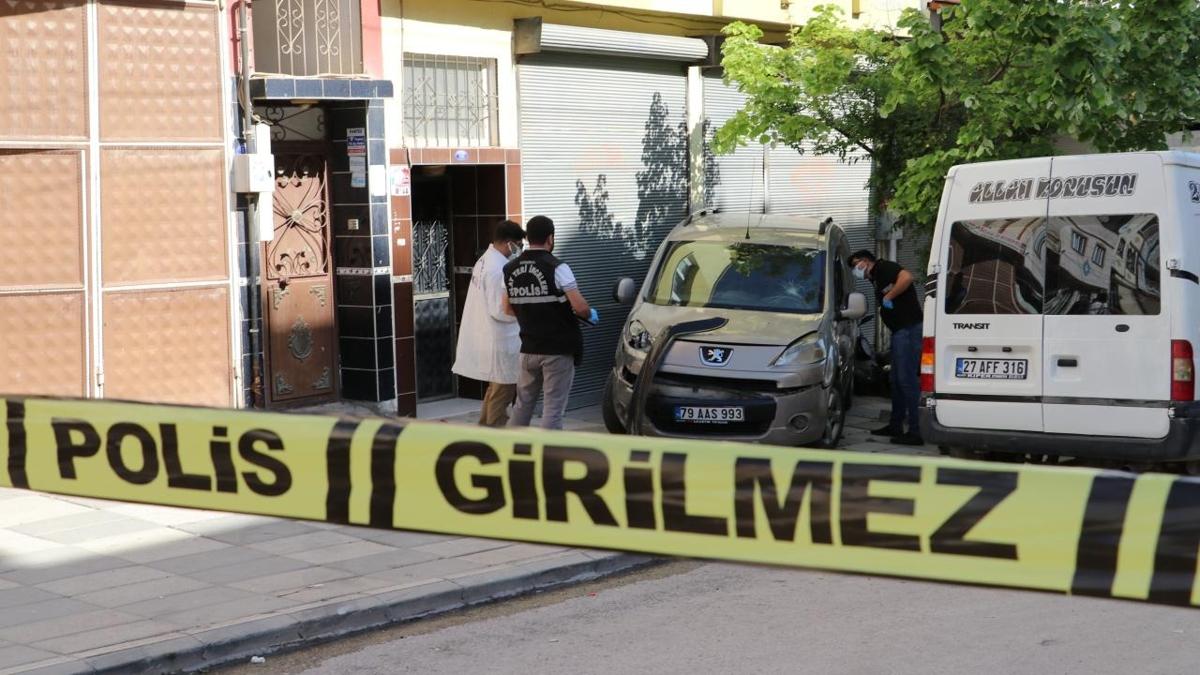Sokak ortasnda 2 kiiyi baklad! hbar zerine gelen 2 polisi de evinde yaralad