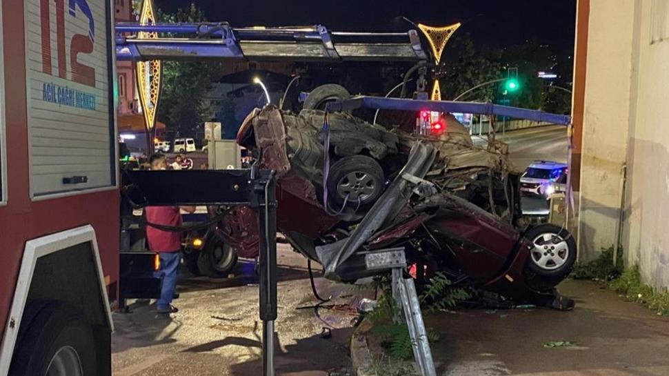 Kocaeli'de bariyere arpan otomobildeki 2 kii ld, 3 kii yaraland