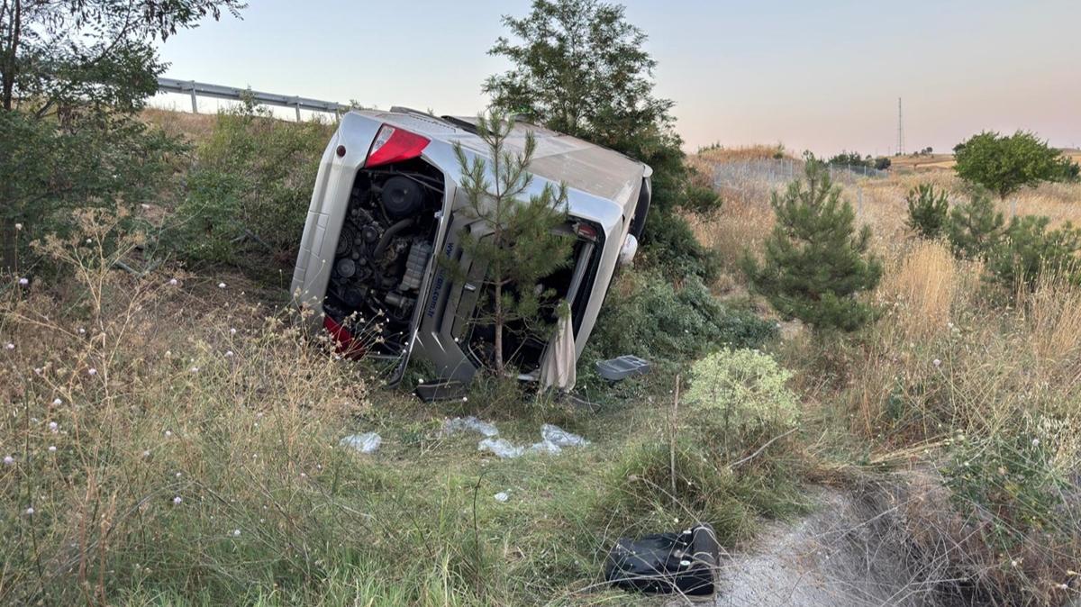 Balkesir'de facia gibi kaza: Yolcu otobs arampole devrildi