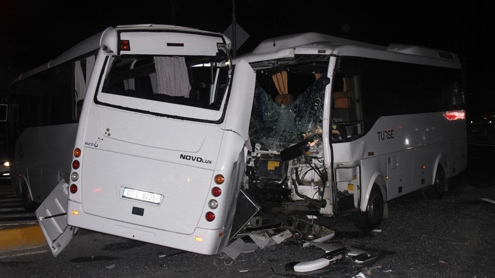 Antalya'da korkun kaza! 3 midibs birbirine girdi