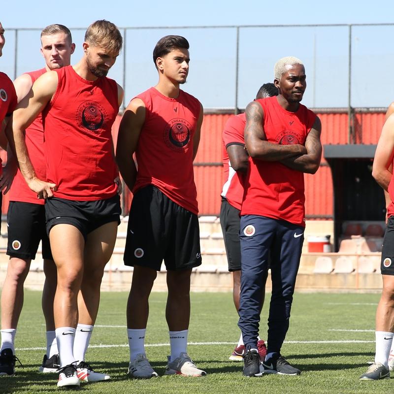 Onyekuru sahaya indi! Gen�lerbirli�i'nde ilk antrenman�na ��kt�