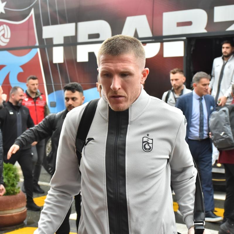 Trabzonspor'da Lundstram, transfer grmeleri yapmak zere kamptan ayrld