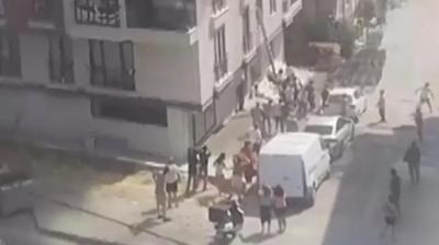 Avclar'da korkun olay: Canlarn kurtarmak iin camdan atladlar