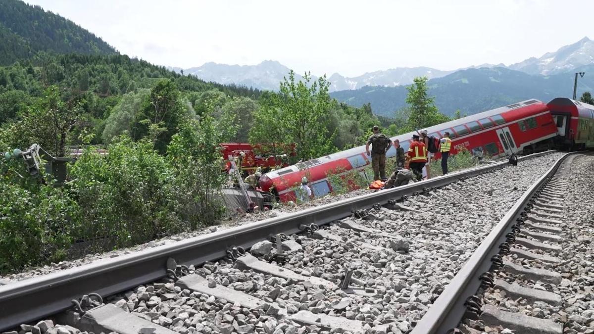 tren kazas Baden-Wrttemberg heyelan fotoraflar resimleri
