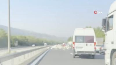 Anadolu otoyolunda tr bariyere girdi, yol trafie kapand