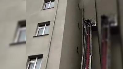 skdar'da 10 katl apartmanda yangn: Mahsur kalanlar kurtarld
