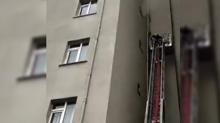 skdar'da 10 katl apartmanda yangn: Mahsur kalanlar kurtarld