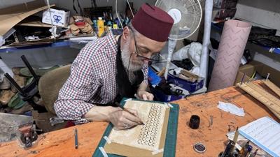 Parkinson hastas Refik Amca'ya hat sanat ifa oluyor