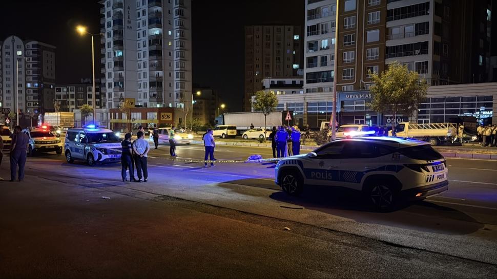 Kayseri'de korkun anlar... nce kamyonet arpt ardndan otomobil ezdi