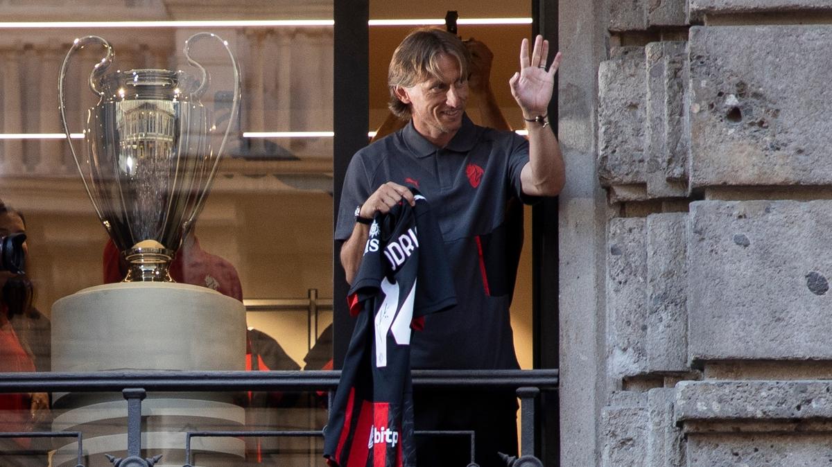 Luka Modric Milan taraftarlar transfer cokusu fotoraflar resimleri