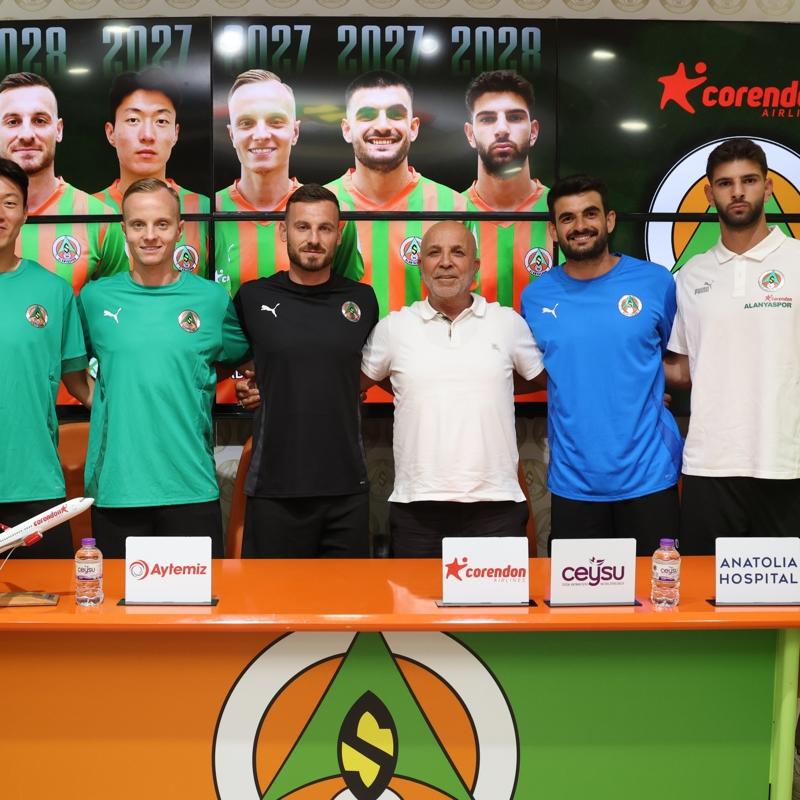 Alanyaspor'da 5 futbolcuyla imzalar atld