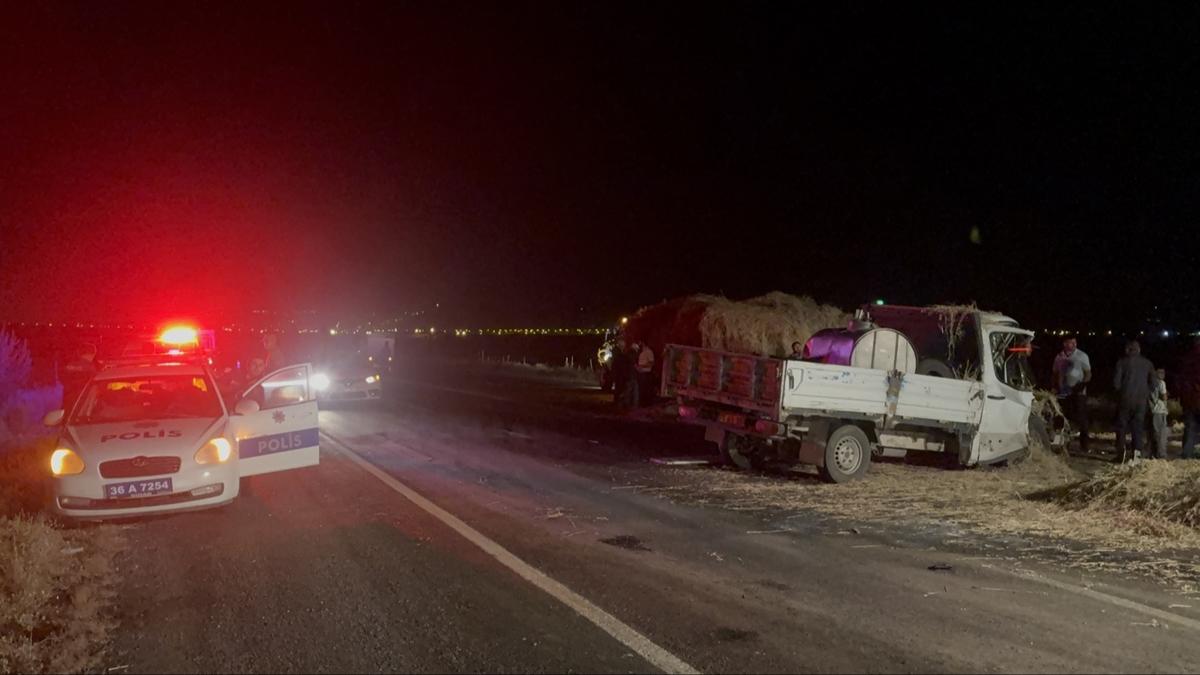 kaza traktr araba hayatn kaybetti zarar youn trafik soruturma balatld acil durum trafik kazas fotoraflar resimleri