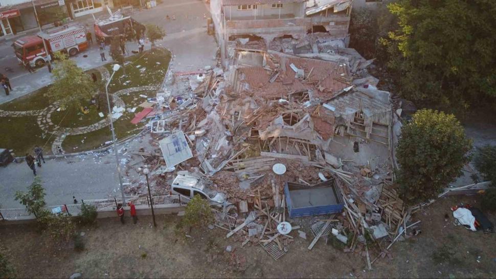 Balkesir'de 6,1 byklnde deprem! Hasarn boyutu gn aarnca ortaya kt