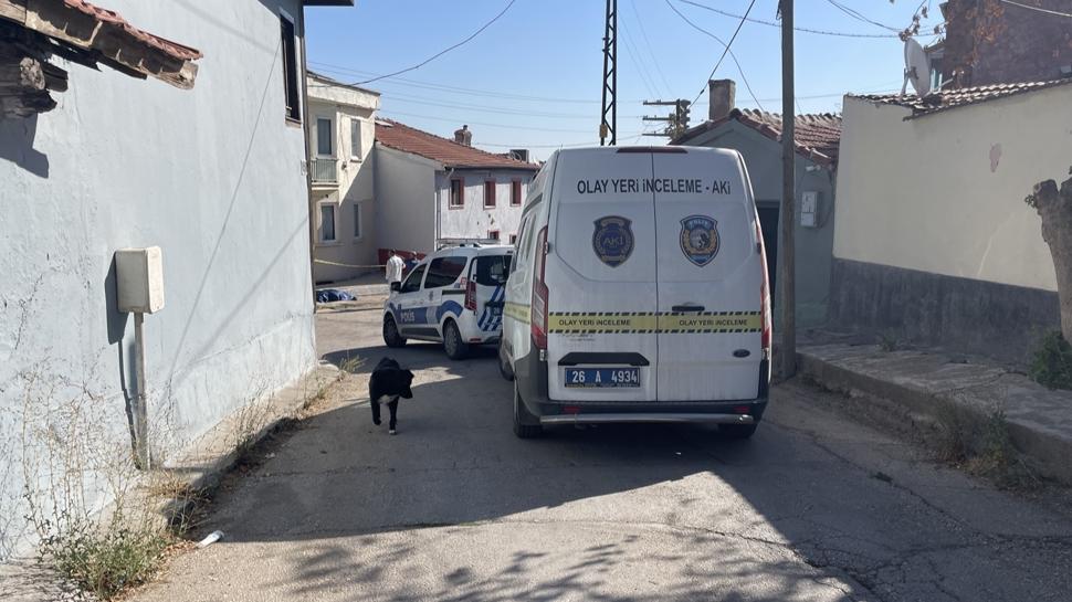 Eskiehir'de esrarengiz olay: Evinin nnde l bulundu!